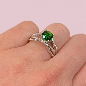 Anillo solitario de compromiso con cubic Esmeralda de Plata 925